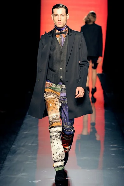 Look 16